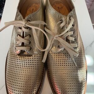 NWT Gold Perforated Lace-Up Brioso Women’s Shoes size 10